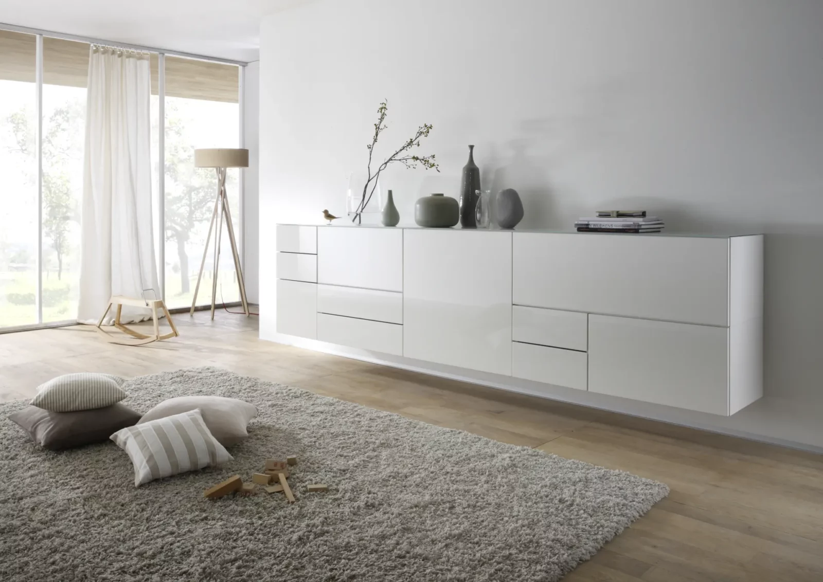 Hängendes Sideboard Nubo 221 in weißem Hochglanz mit klaren Linien.