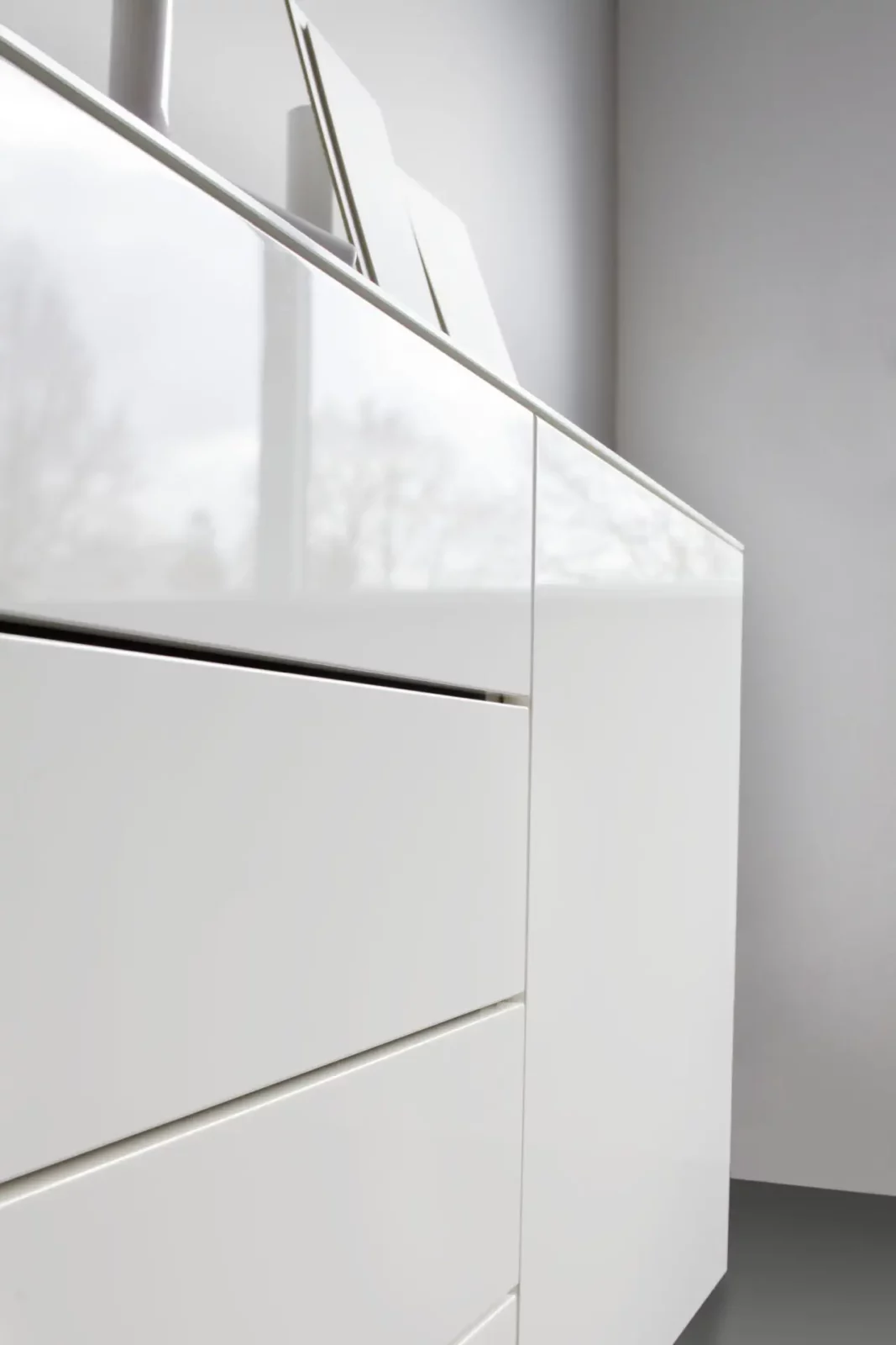 Weiße Hochglanz-Kommode Nubo 223 mit klaren Linien und minimalistischer Ästhetik.