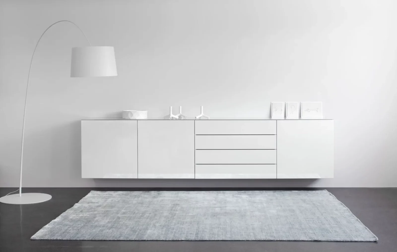Schwebendes Sideboard Nubo 225 in Weiß mit Schubladen und Türen.