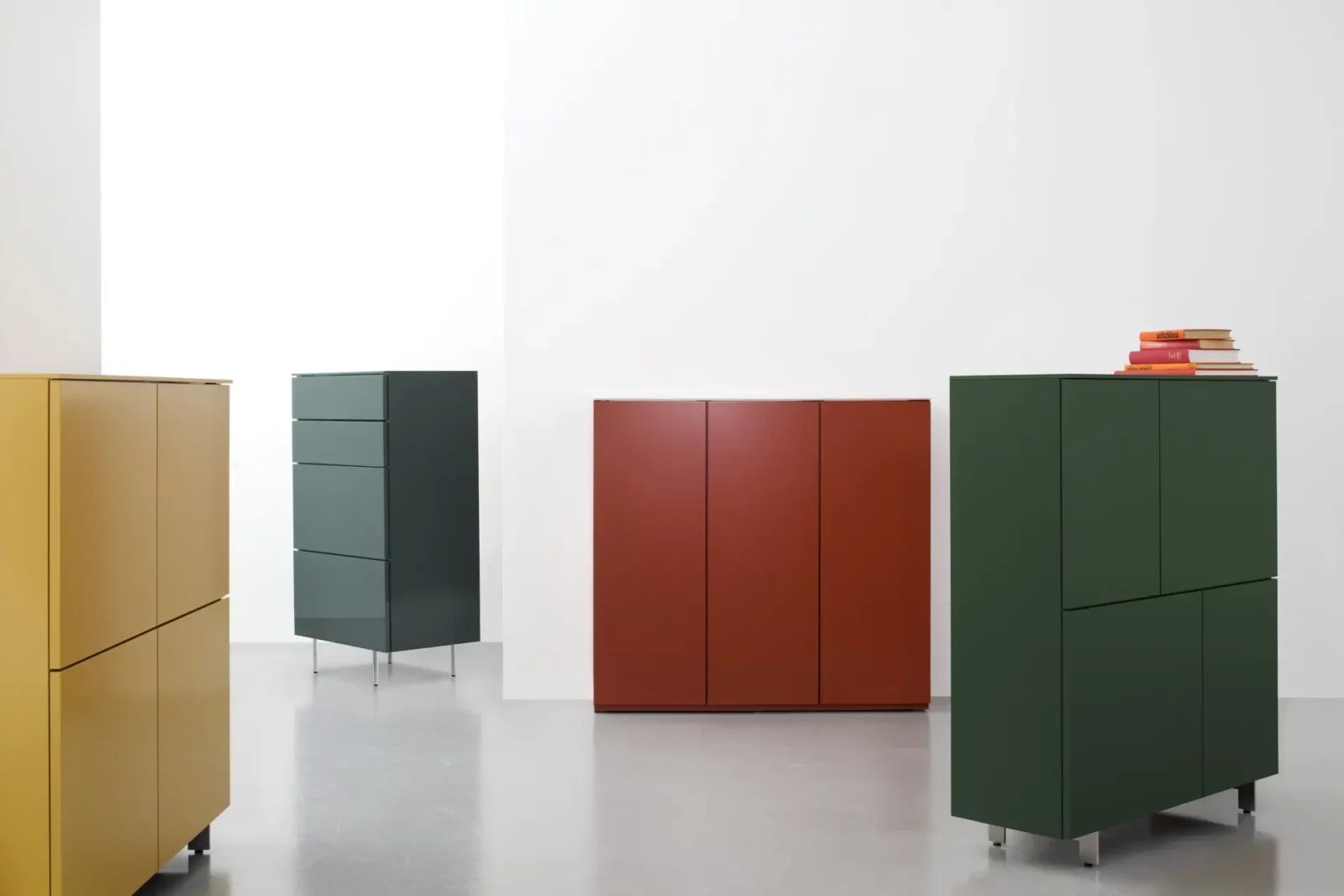 Sideboard Nubo 226 in rot, minimalistisch, mit glatter Oberfläche und klaren Linien.