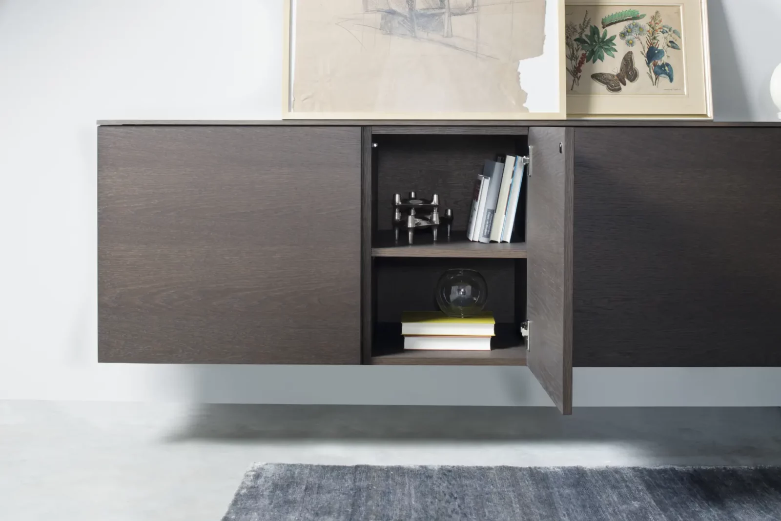 Hochwertiges Hängesideboard Nubo 230 in dunklem Holz mit offener Tür.