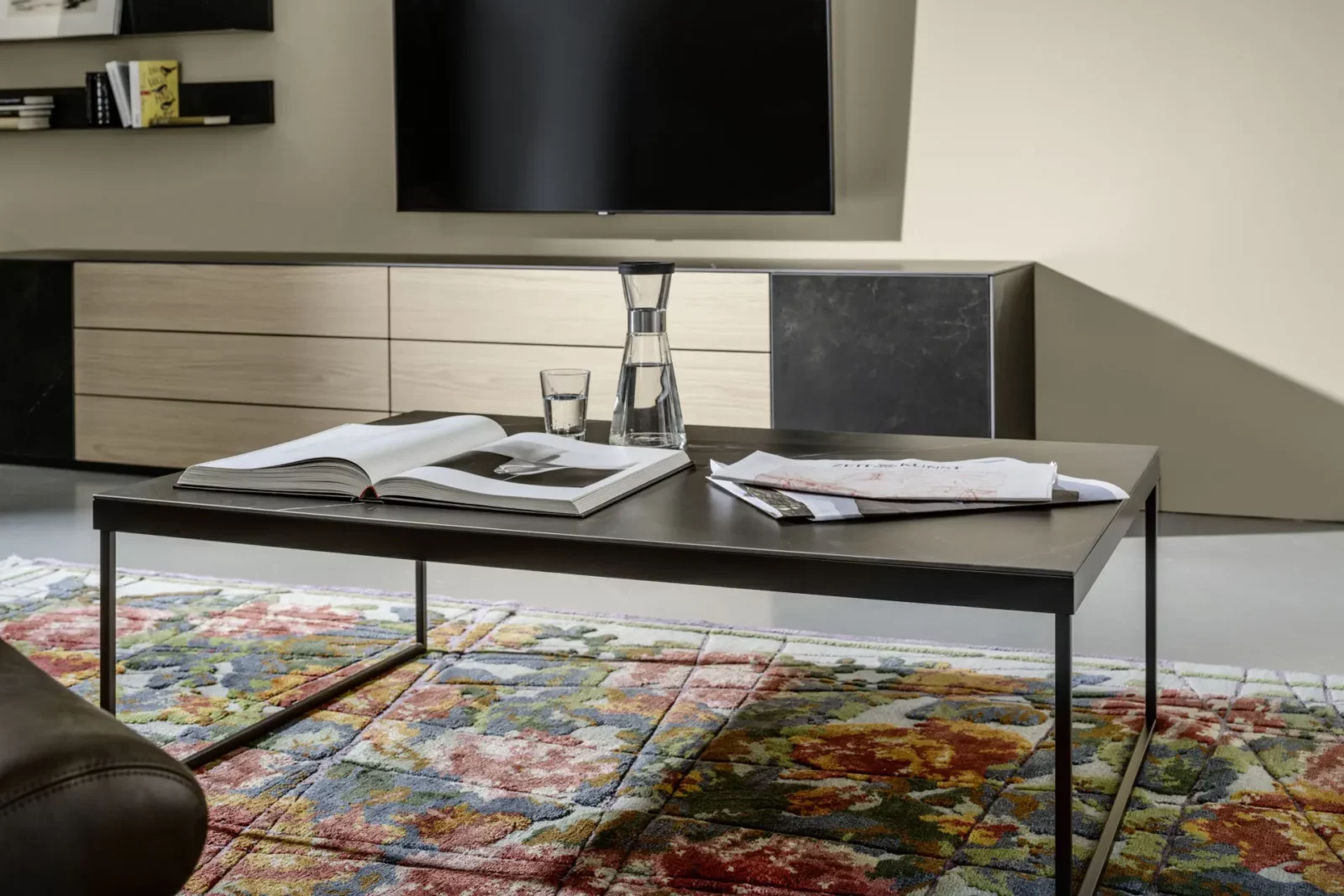 Moderner Couchtisch Nubo 236 aus dunklem Metall mit schlichter Linienführung.