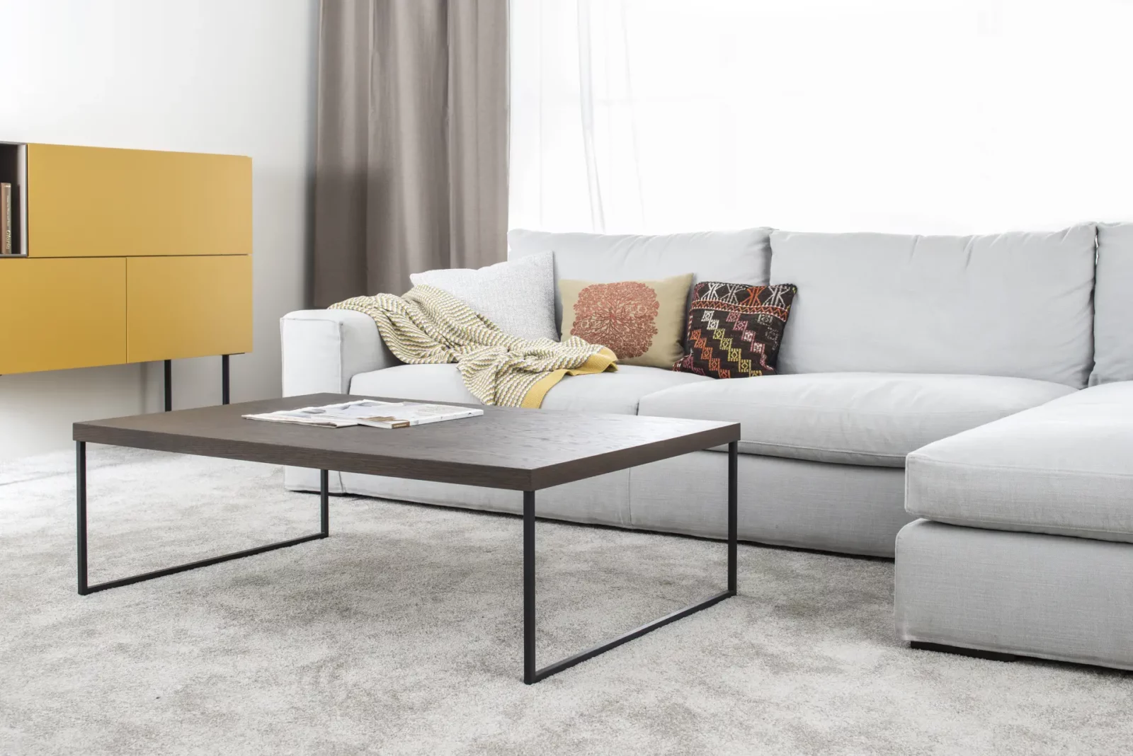 Sideboard Nubo 238 in Senfgelb mit minimalistischen schwarzen Beinen.
