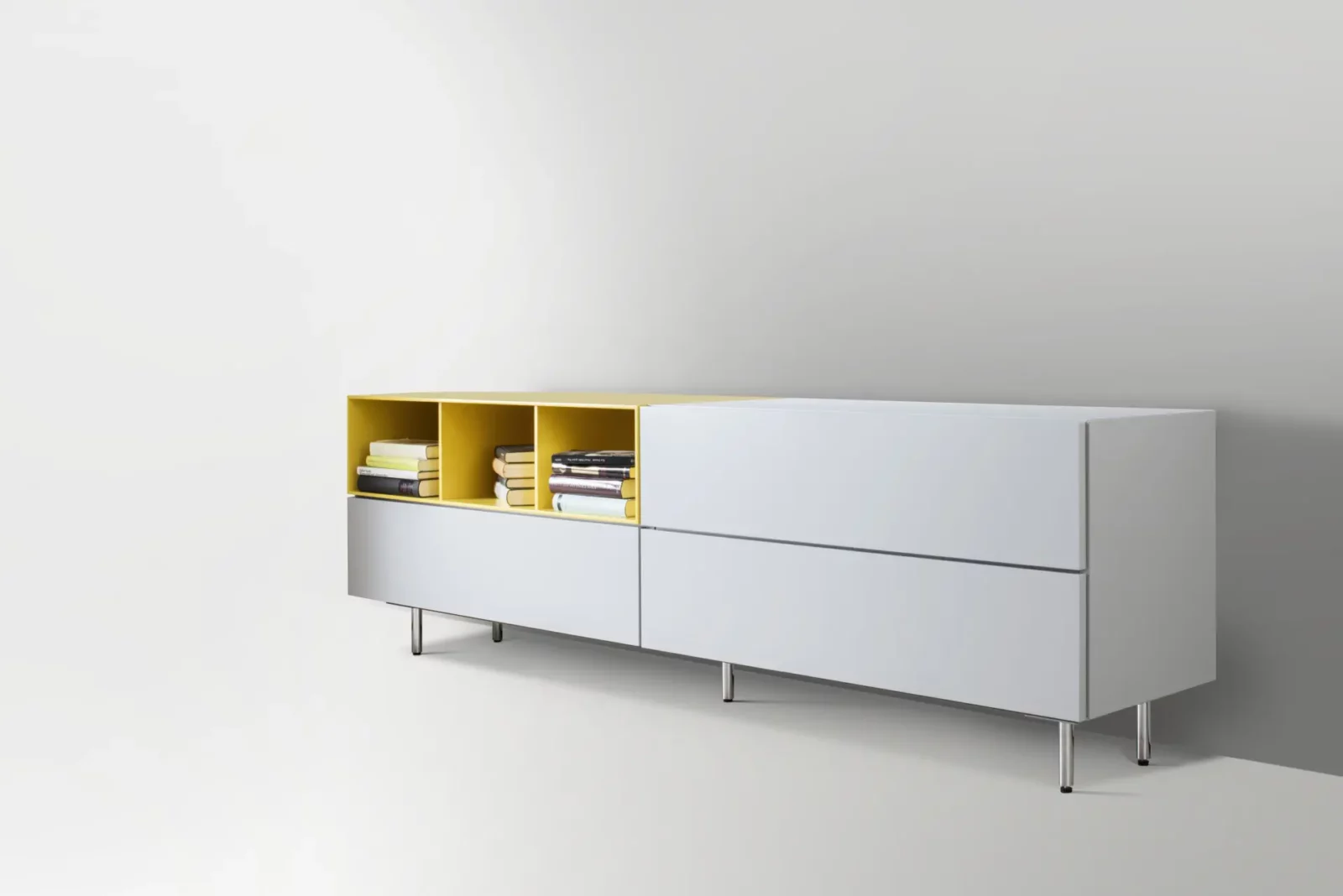 Sideboard Nubo 242 in Weiß mit gelben Fächern und Metallfüßen.