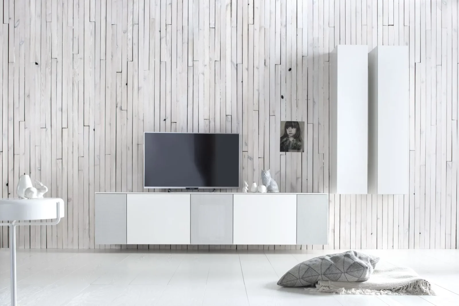 Nubo 244 Sideboard in Weiß mit minimalistischer, schwebender Ausführung.