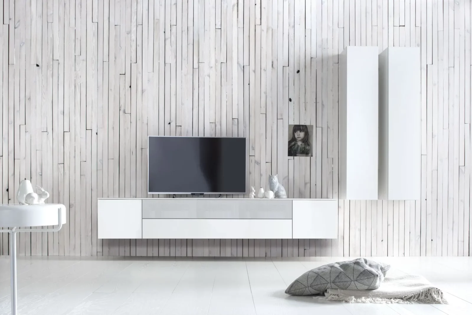 Nubo 245 weißes Hängeregal aus Holz mit integriertem TV-Schrank.