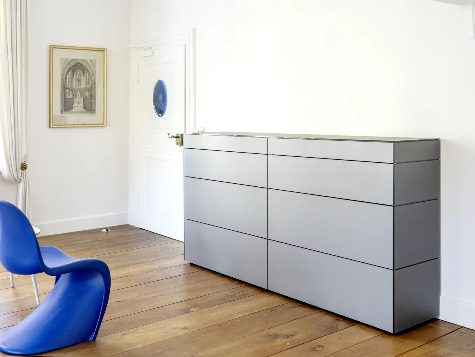 Graue Kommode Nubo 259 mit klaren Linien und minimalistischem Design.