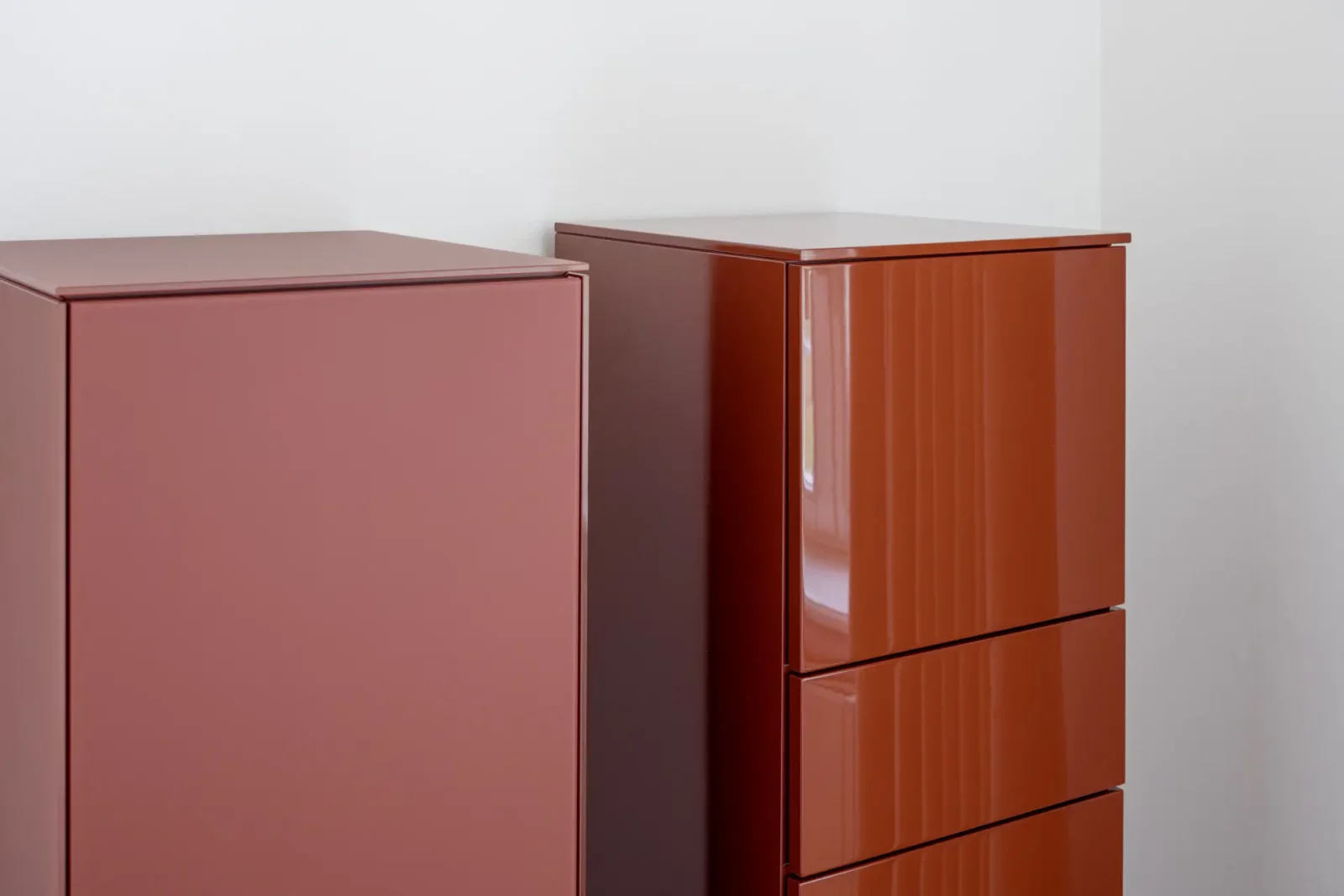 Nubo 261 Sideboard in glänzendem Rotbraun, minimalistisches Design.