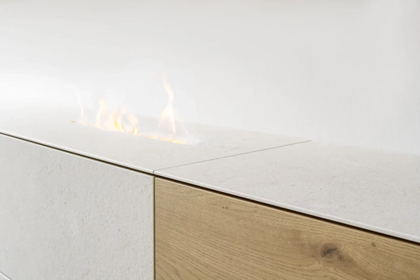 Nubo 266 Sideboard mit hellem Stein und Holzfront, integrierter Kamin.
