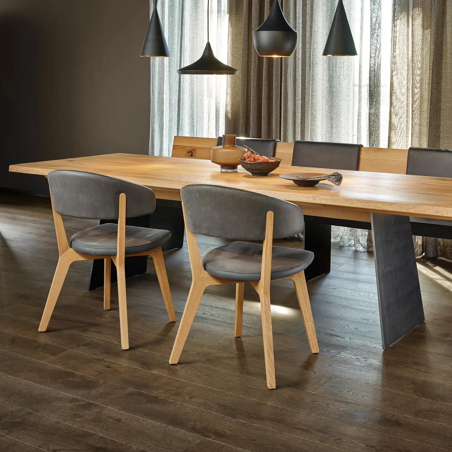 Esstisch PURO aus Holz mit Metallbeinen und passenden Stühlen.