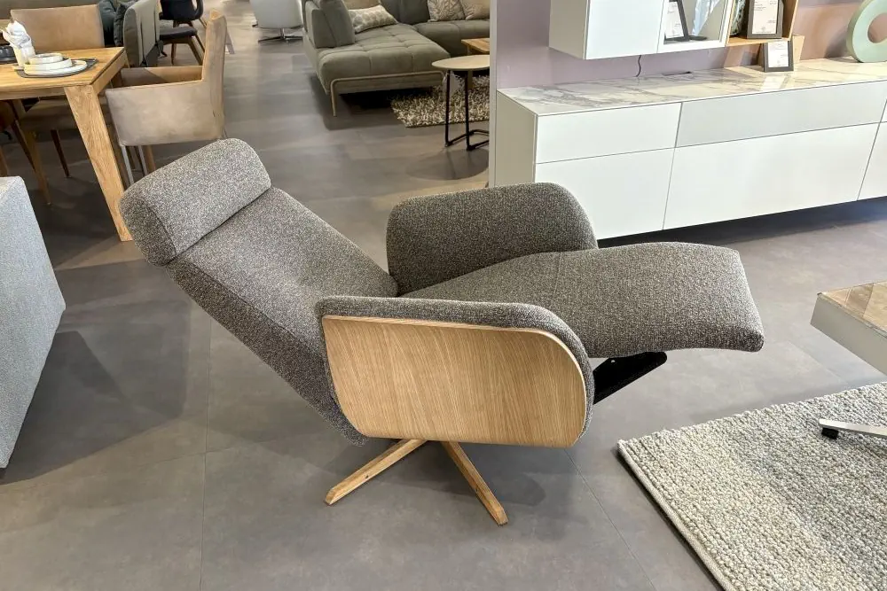 Relaxsessel Rito 04 in grauem Stoff mit Holzdetails und verstellbarer Rückenlehne.