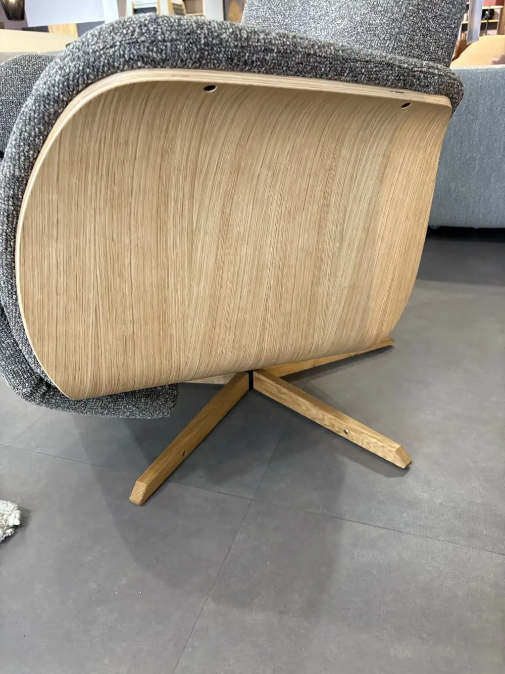 Relaxsessel Rito 08 mit grauem Stoffbezug und Holzrückseite.