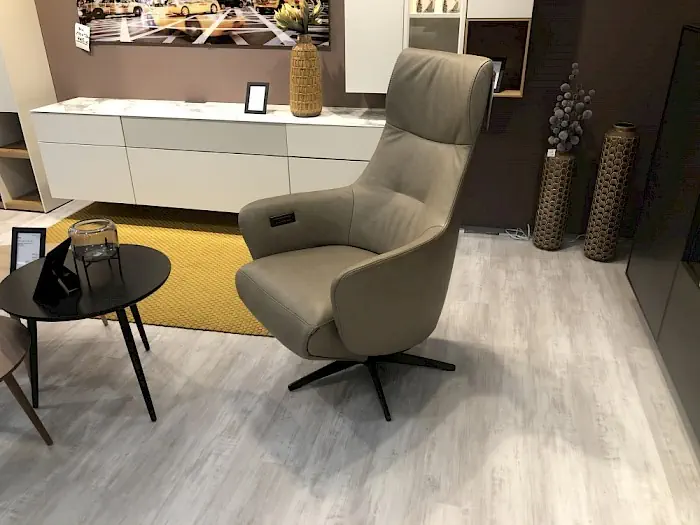 Relaxsessel Twinz7003 in grauem Leder mit schwarzem Drehfuß.