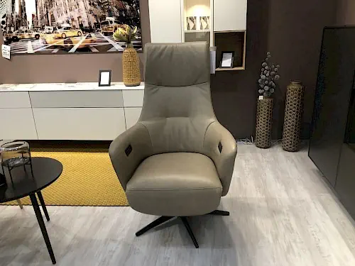 Relaxsessel Twinz7003 in beigem Leder mit schwarzem Drehfuß.