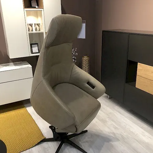 Relaxsessel Twinz7003 in beigem Stoff mit schwarzem Drehfuß.