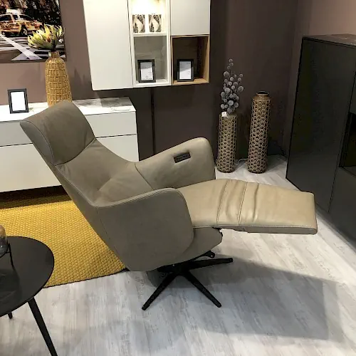 Relaxsessel Twinz7003 in beigem Leder mit verstellbarer Rückenlehne und Fußstütze.