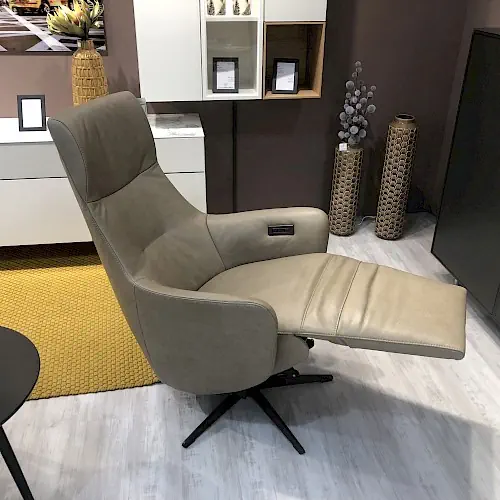 Relaxsessel Twinz7003 in grauem Leder mit verstellbarer Rückenlehne und Fußstütze.