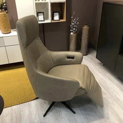 Relaxsessel Twinz7003, beige Leder, verstellbar, auf schwarzem Drehfuß.