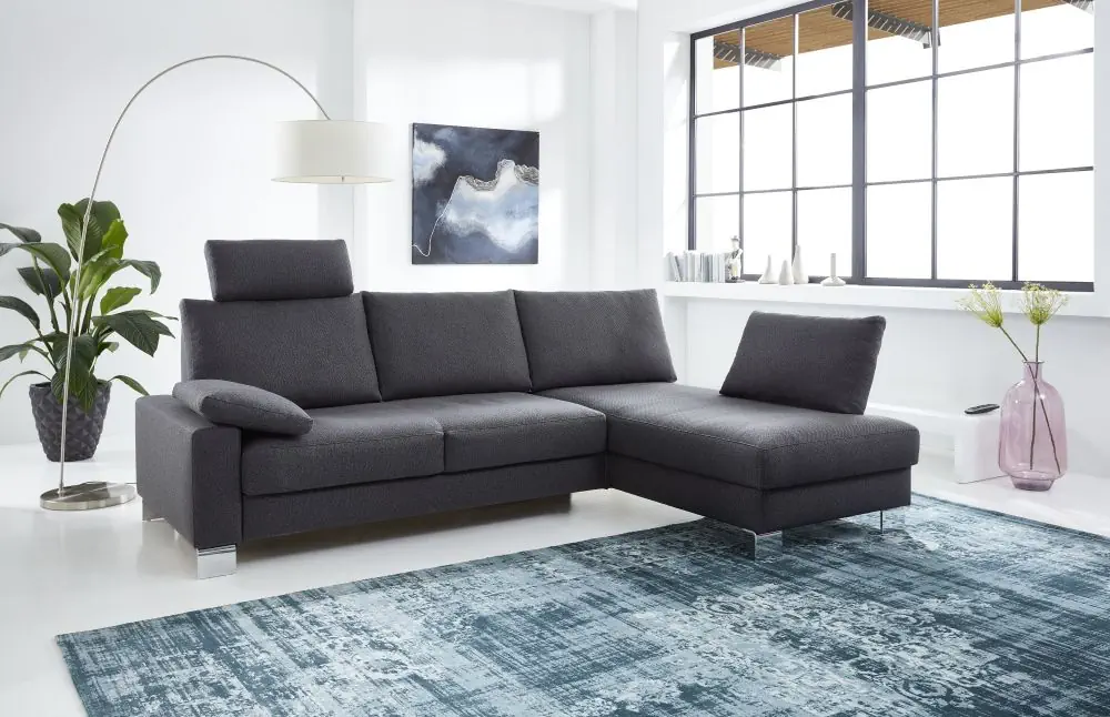 Schlafsofa Flexi in dunkelgrauem Stoff mit verstellbarer Kopfstütze und Ottomane.
