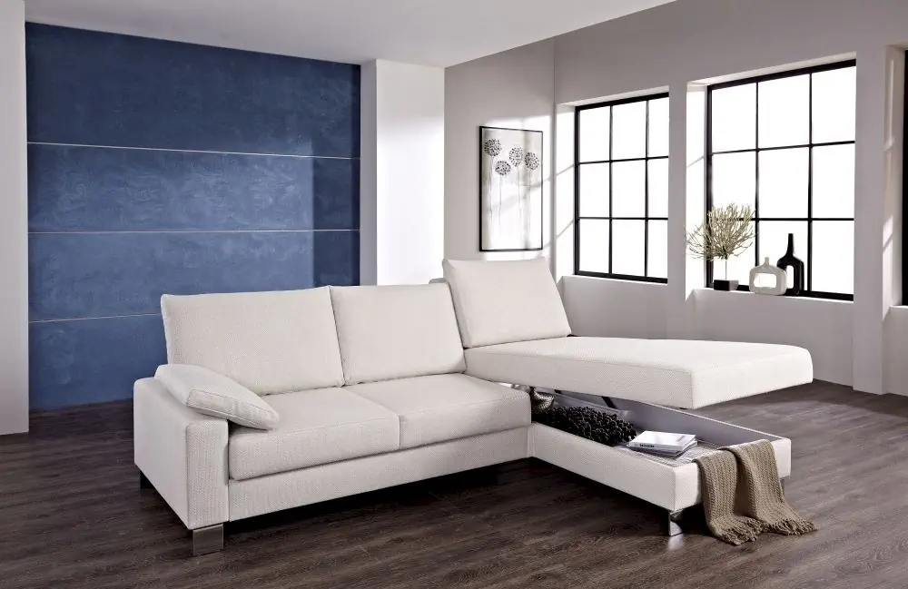Schlafsofa Flexi in cremefarbenem Stoff mit verstellbarer Rückenlehne.