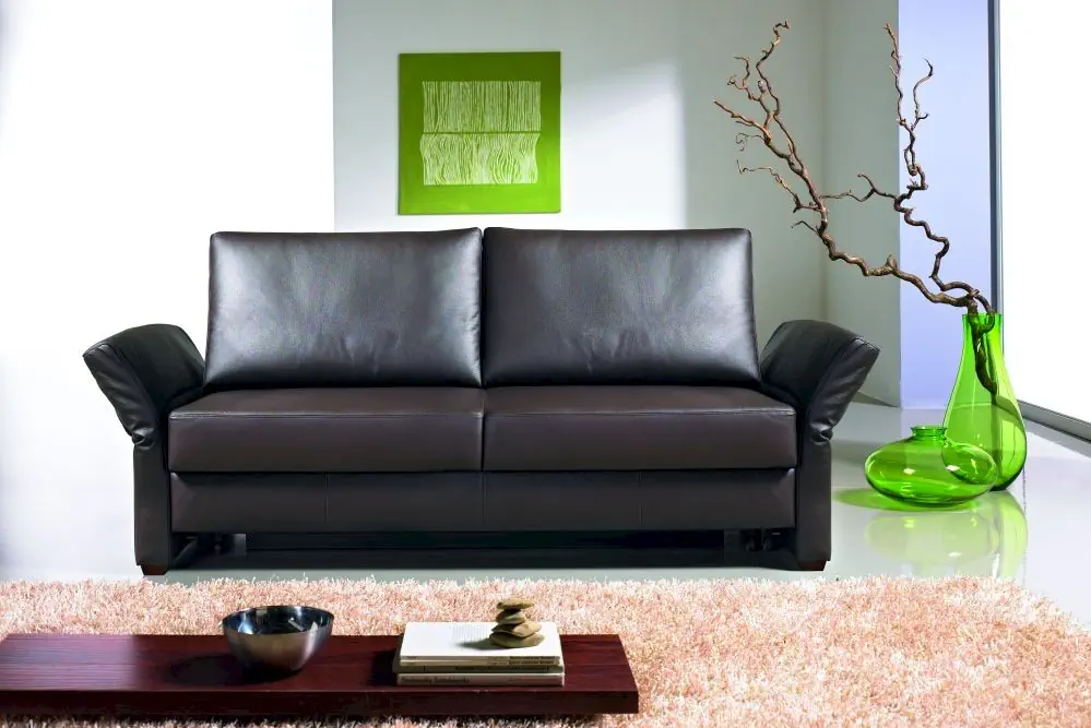 Schlafsofa Flexi in dunkelbraunem Leder mit breiten Armlehnen.
