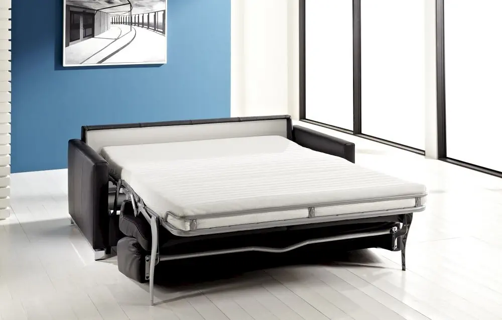 Schlafsofa Messida, schwarzes Leder, ausgeklappt mit heller Matratze.