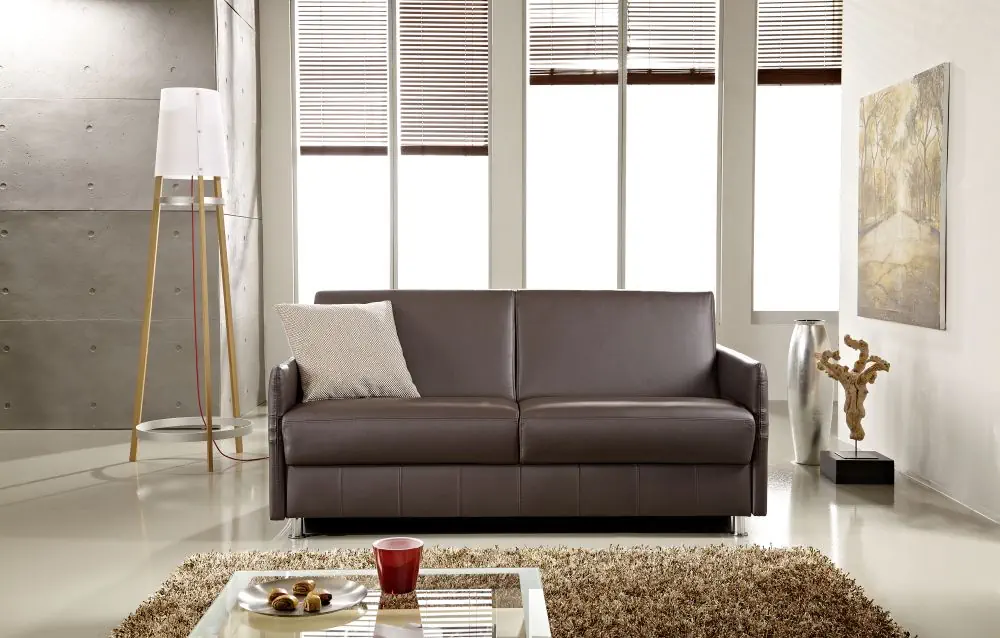 Schlafsofa Messida in braunem Leder mit schlichtem, modernem Design.