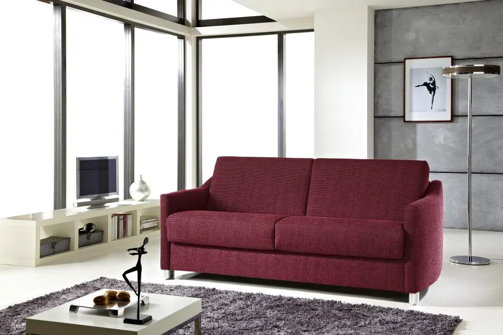Schlafsofa Messida in Bordeauxrot mit Stoffbezug und Metallfüßen.