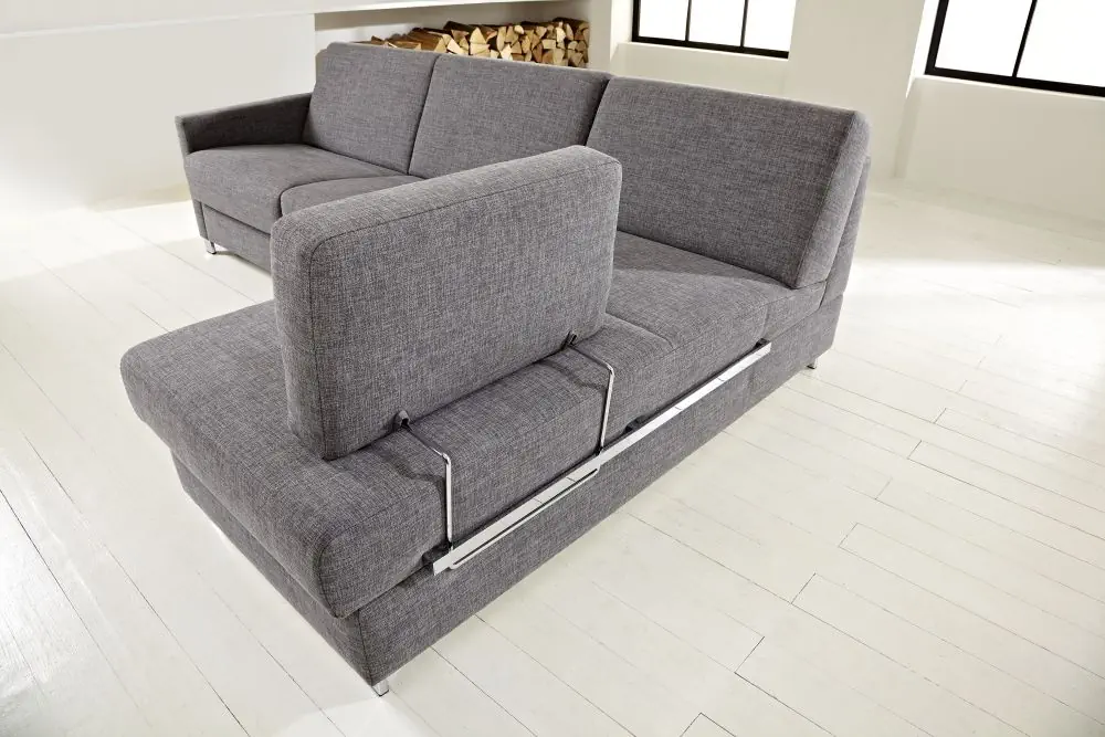 Schlafsofa Messida in grauem Stoff mit verstellbarer Rückenlehne.