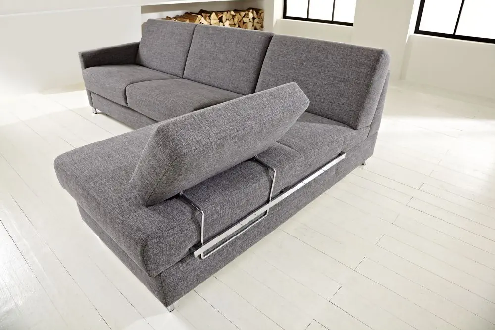 Schlafsofa Messida in grauem Stoff mit verstellbarer Rückenlehne.