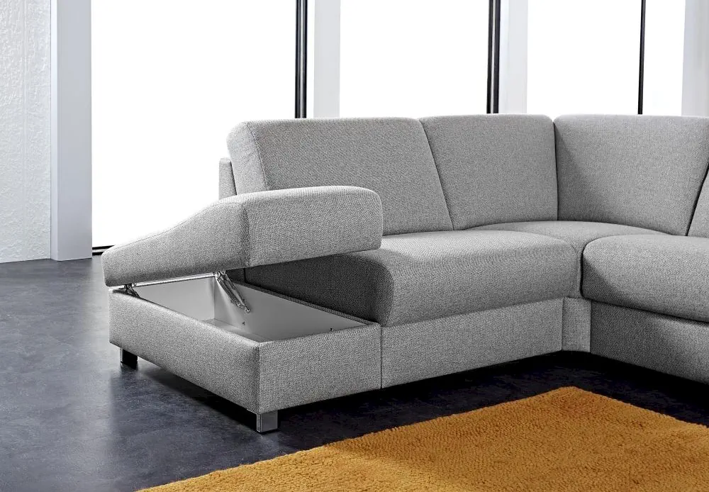 Schlafsofa Messida in grauem Stoff mit integriertem Stauraum.