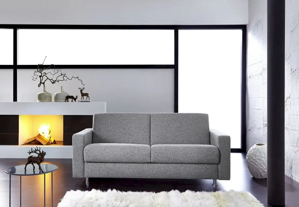 Schlafsofa Messida in grauem Stoffbezug mit schlichten Metallfüßen.