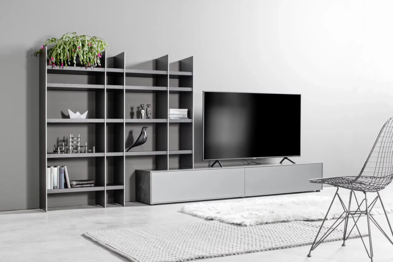 Regal- und TV-Möbelprogramm Scalo in grauer Ausführung mit modernem Design.