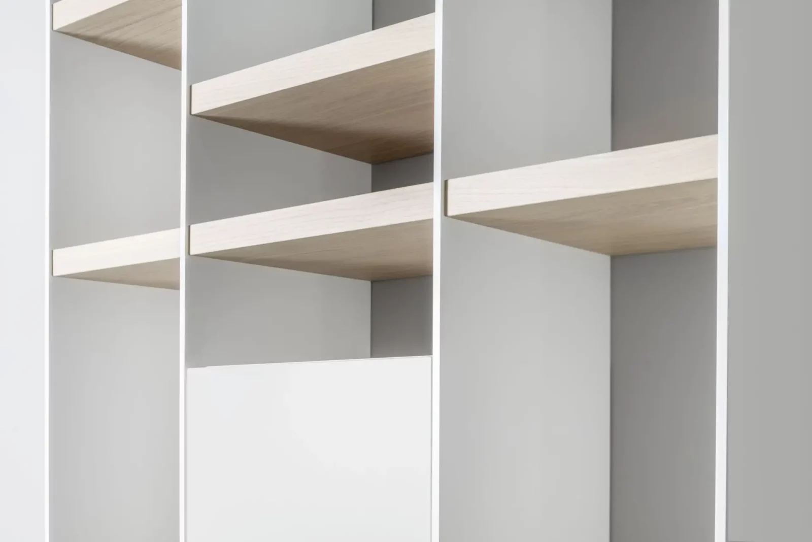 Regal Scalo 002 mit weißen und hellen Holzböden, minimalistisch gestaltet.