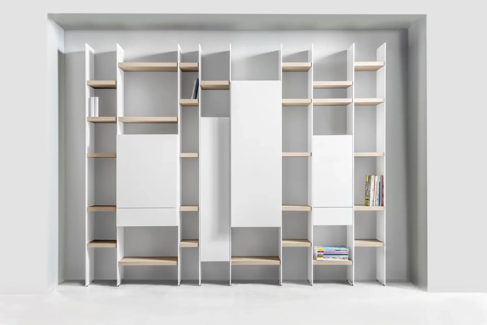 Regalwand Scalo 003, weiß mit Holzfächern, minimalistisches Design.