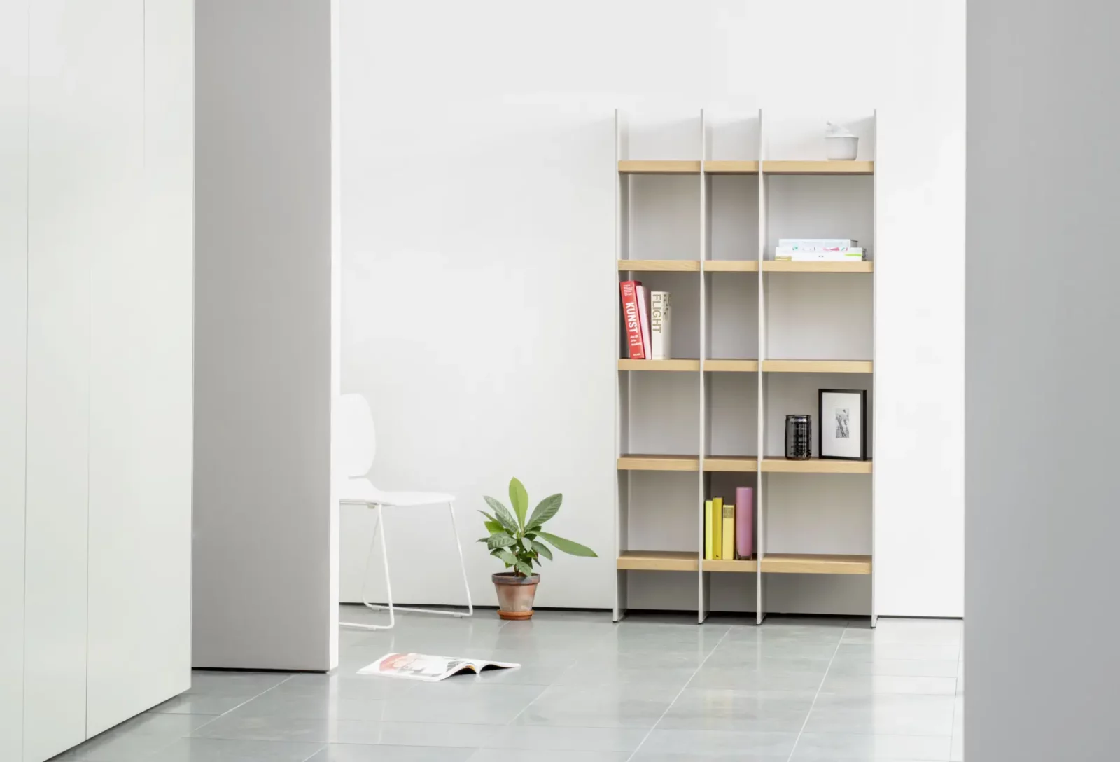 Regal Scalo 004 mit Holz- und Metallböden in minimalistischer Ausführung.