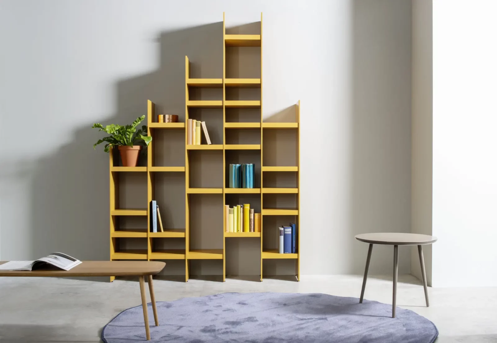 Gelbes Scalo 005 Regal aus Holz mit asymmetrischem Design und offenen Fächern.