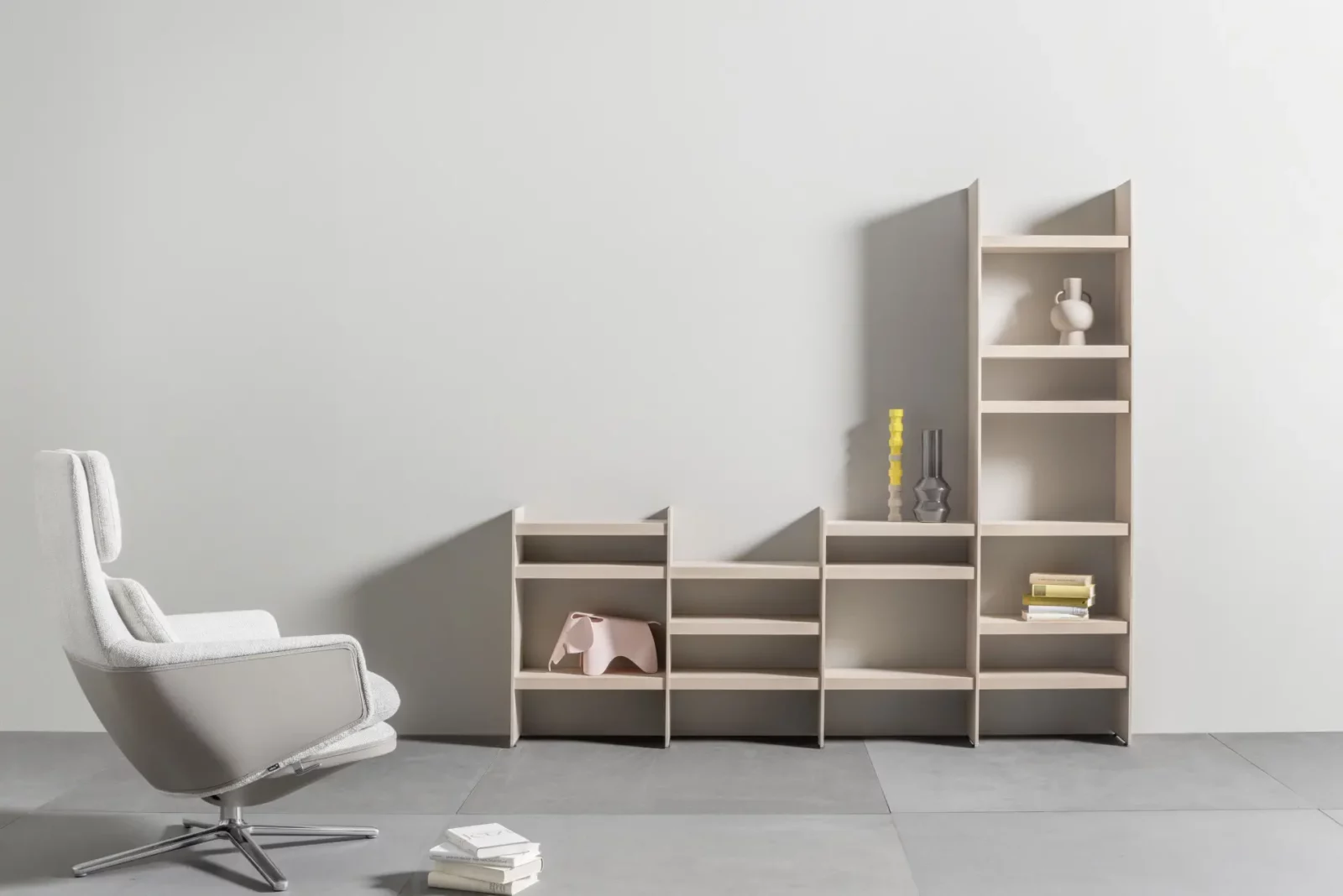 Regal Scalo 007 in hellem Holz mit asymmetrischem Design.
