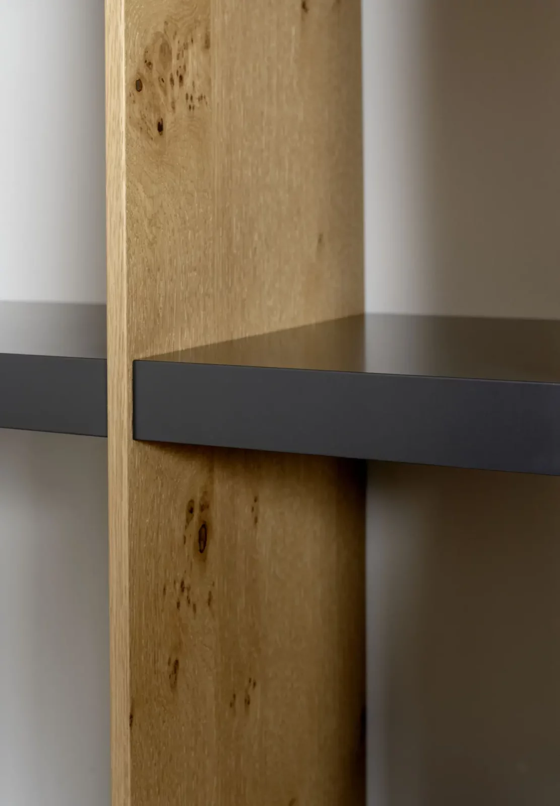 Regal Scalo 010, Eichenholz mit dunklen Ablagen, modernes Design.