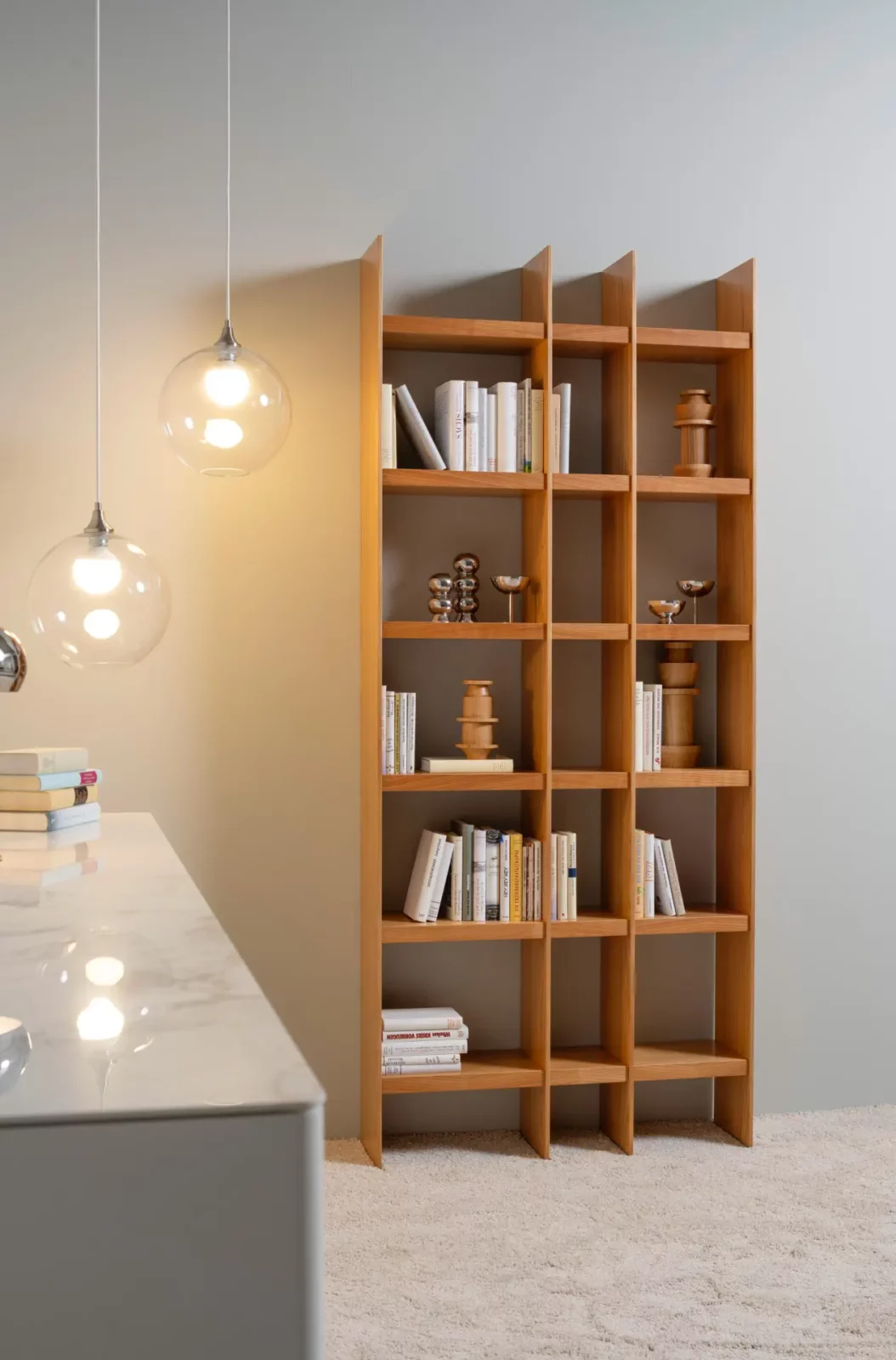Regal Scalo 011 aus Holz mit offenen Fächern und Bücheraufbewahrung.