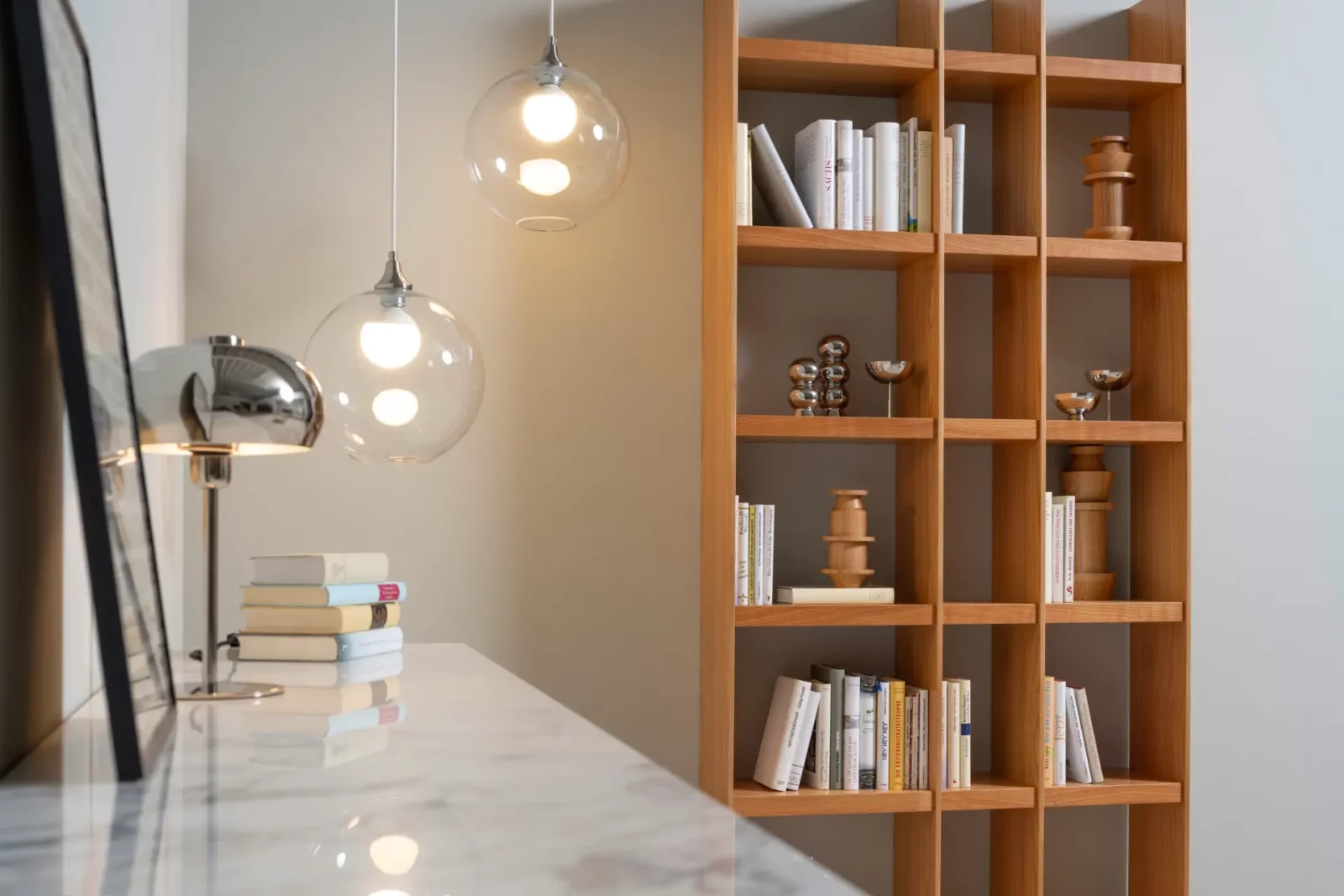 Regal Scalo 012 aus Holz mit offenen Fächern und Büchern.