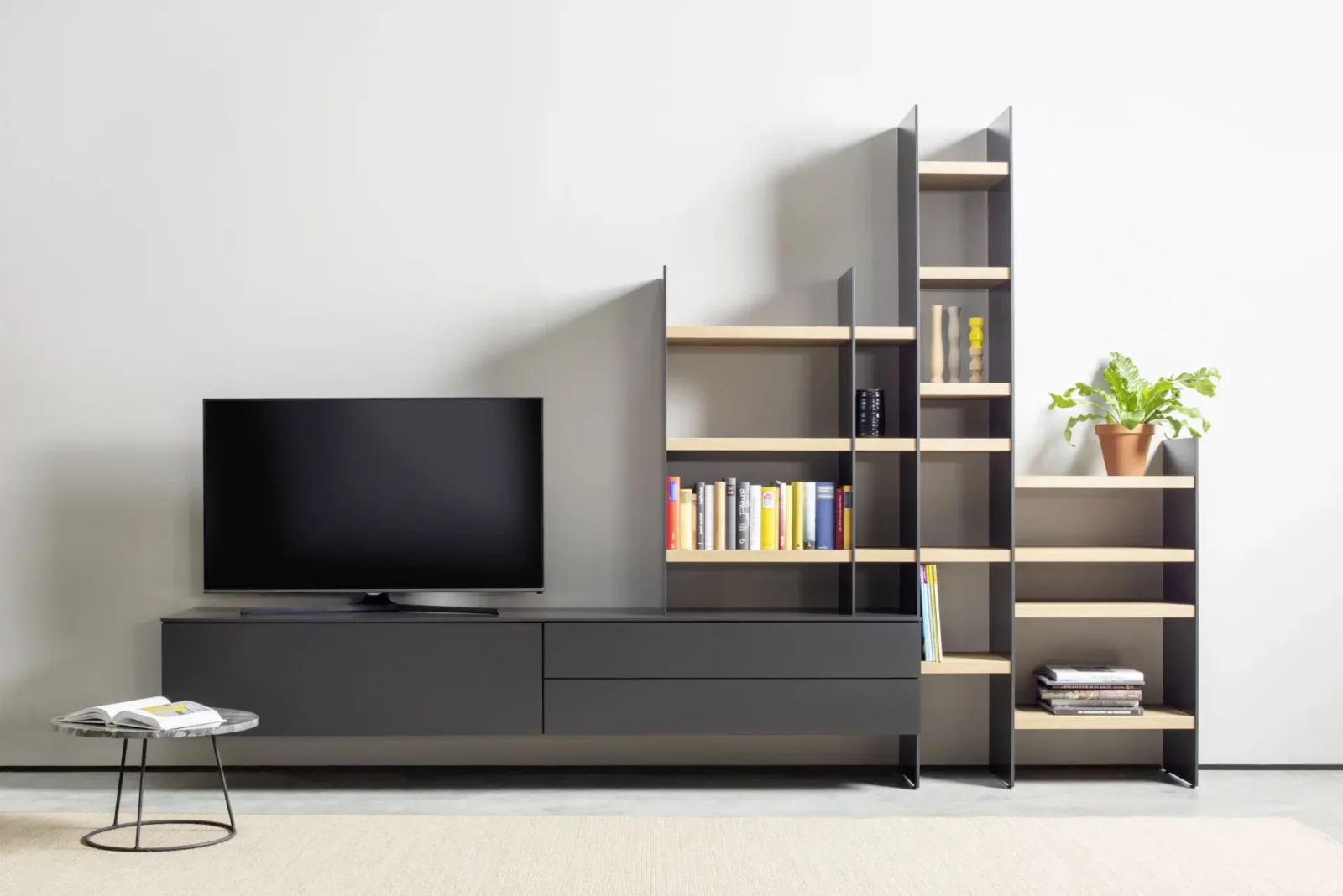 Scalo 016 Wohnwand in Anthrazit mit offenen Regalen und TV-Bereich.