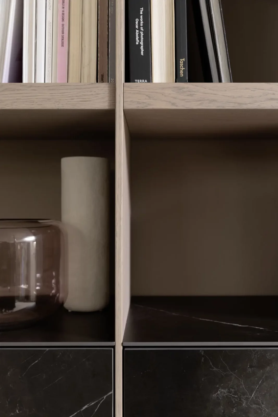 Regal Scalo 018 aus hellem Holz mit schwarzen Marmorschubladen.