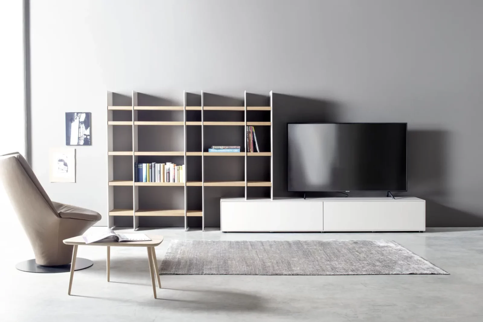 Regalwand Scalo 028 aus Holz und Metall in modernem Design.