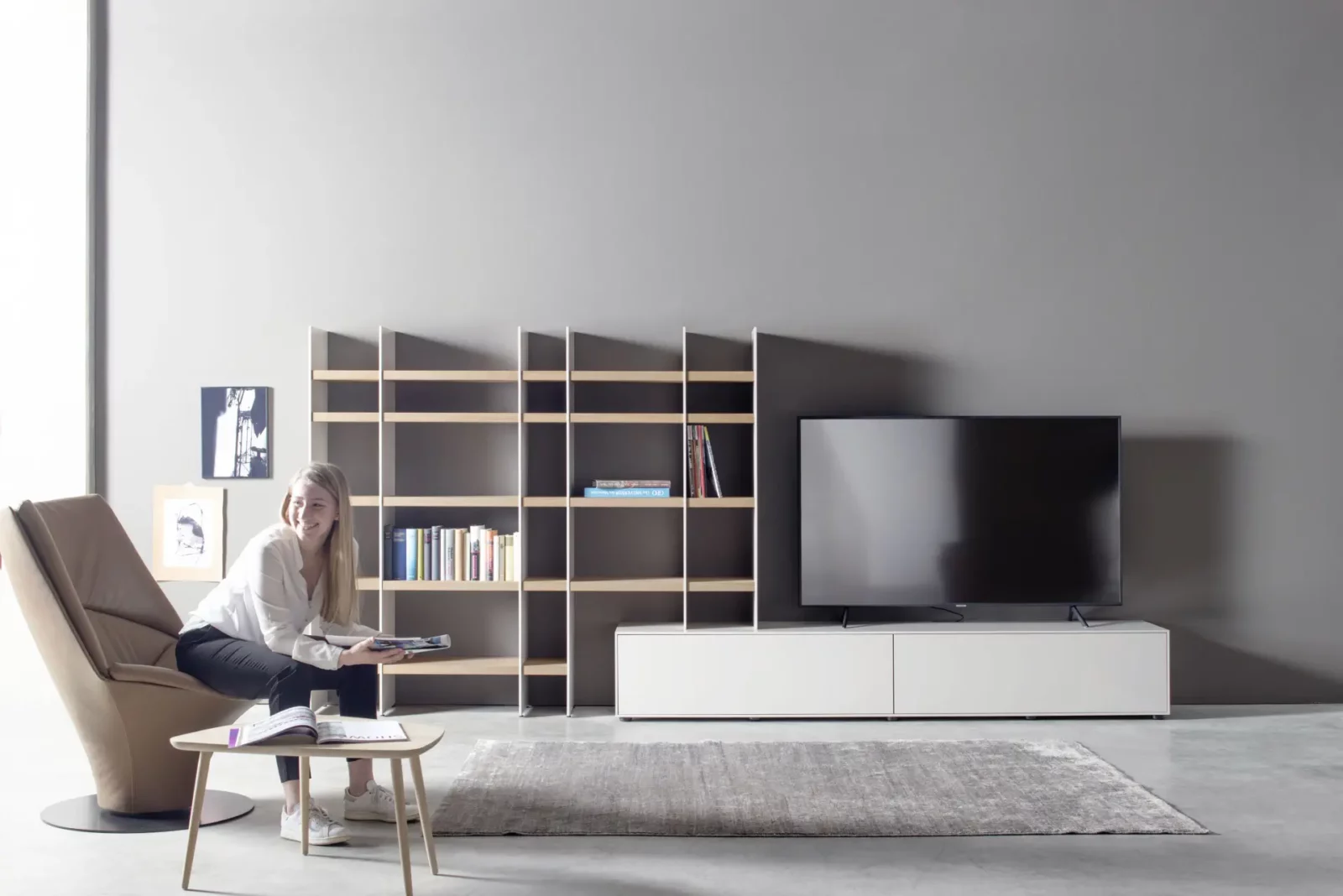 Regalwand Scalo 029, Holz und Metall, mit integriertem TV-Schrank.