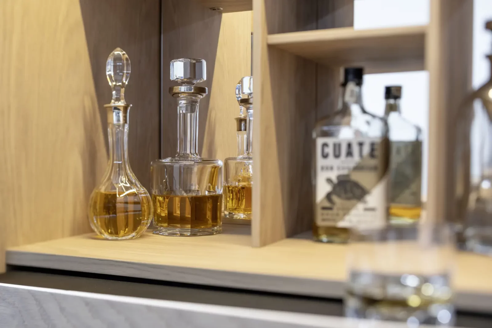 Scalo Nubo Barregal aus hellem Holz mit Glasflaschen und Karaffen.