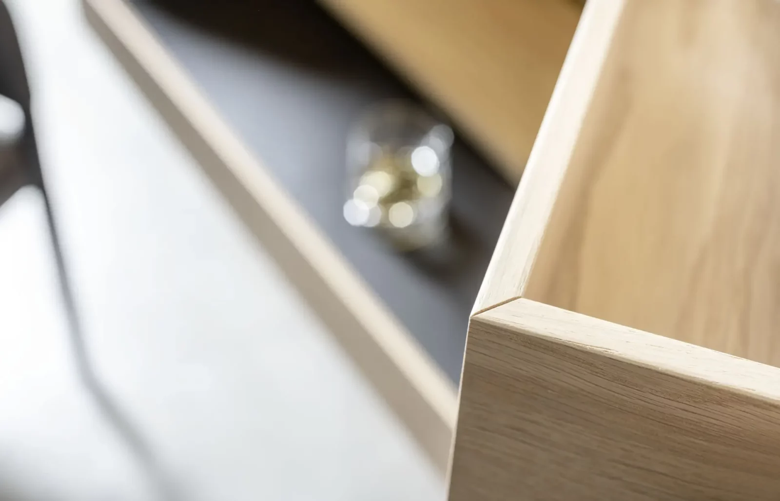Scalo Nubo Schublade aus hellem Holz mit präziser Verarbeitung.