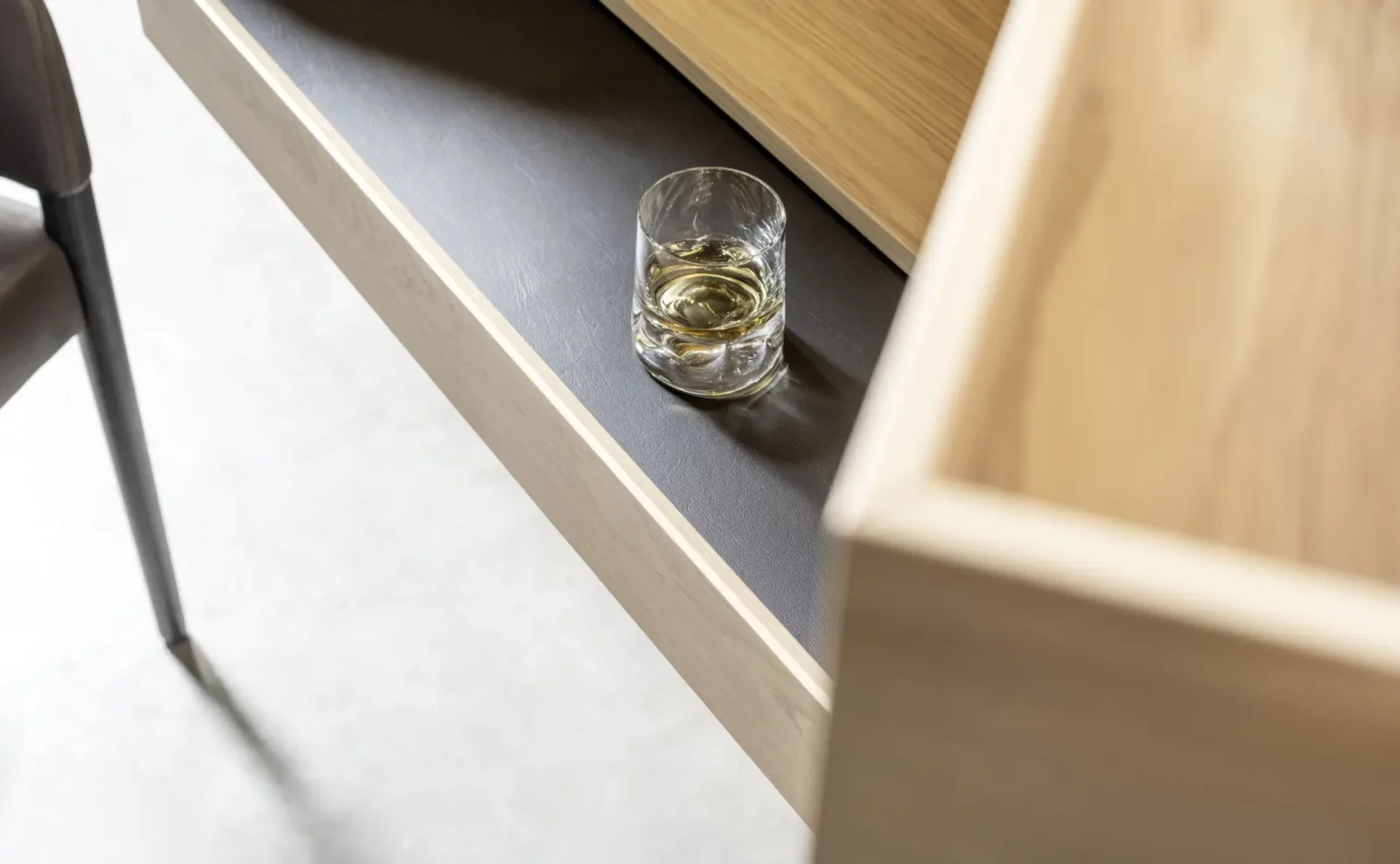 Scalo Nubo Tisch mit Eichenholz und dunkler Ablagefläche.