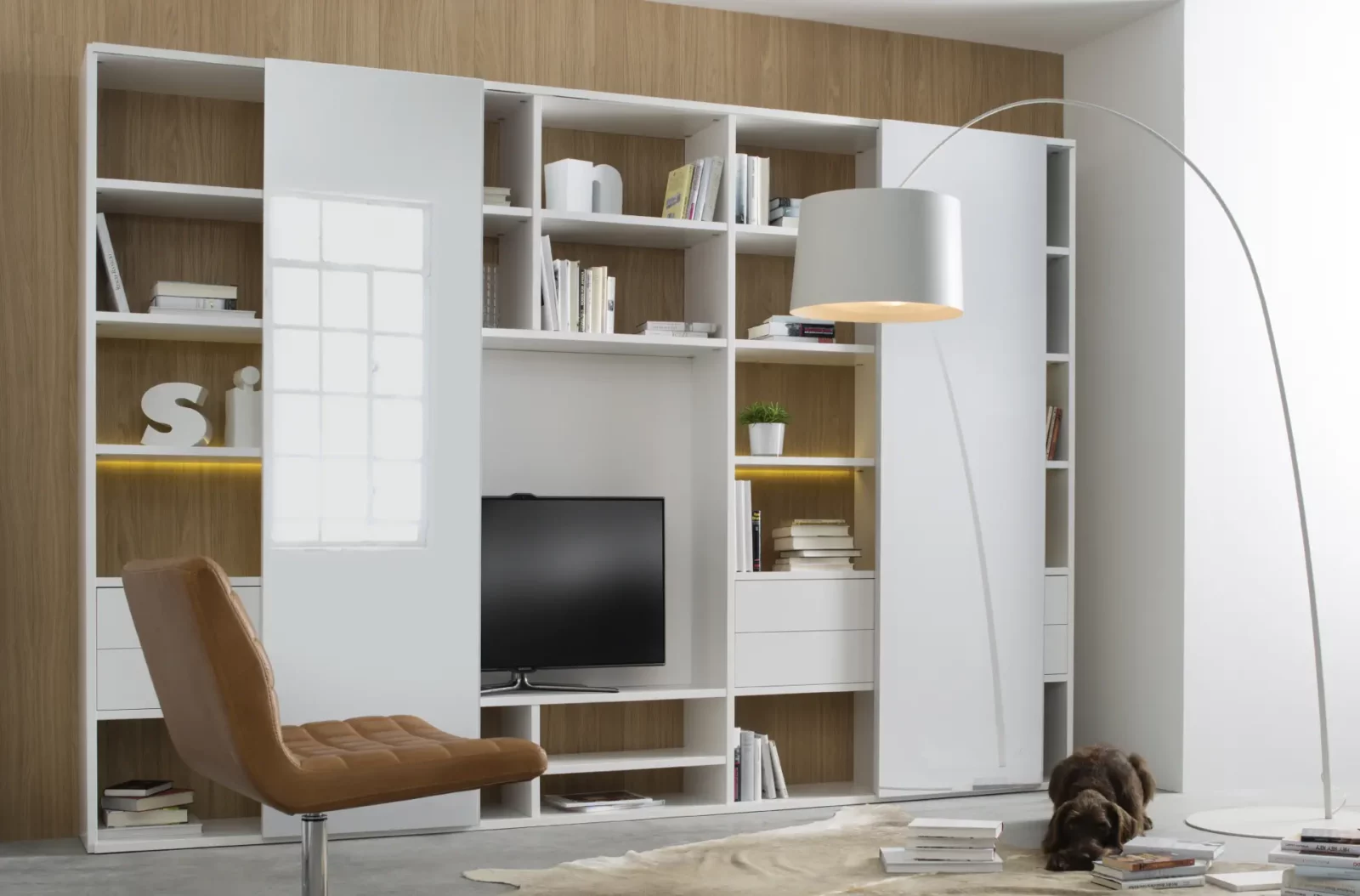 Wohnwand Sinos 003 in Weiß mit Holzrückwand und integriertem TV-Bereich.