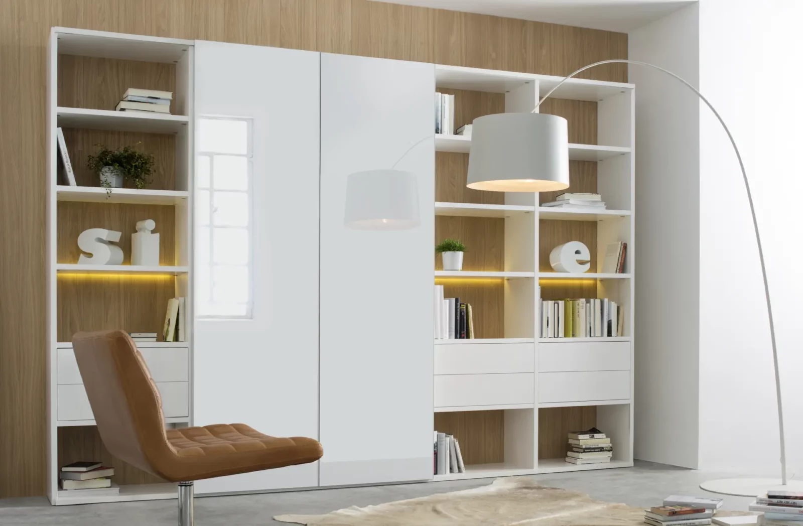 Sinos 005 Bücherregal in Weiß mit Holzrückwand und integrierter Beleuchtung.
